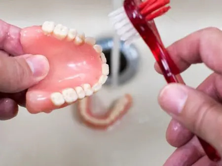 5 Simple Strategies to Avoid Bad Breath With Dentures