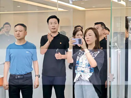Xiaomi Takes on Apple Directly With 17 Series Flagships Featuring Dual Displays and Next-Gen Snapdragon 8 Elite