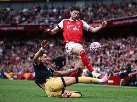 Arsenal go top of Premier League as Man Utd ease pressure on Amorim
